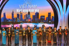  "Vietnam-Aspiration à la paix", un programme honorant les forces au front contre le COVID-19