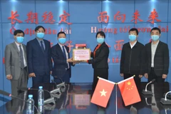 COVID-19 : La ville de Mong Cai accorde une aide en matériel médical à la ville de Dongxing (Chine)
