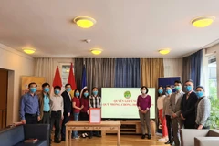 L'ambassade du Vietnam en Suisse au chevet au Fonds de vaccination anti-Covid-19