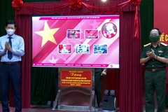 Remise à la province de Quang Binh d'un logiciel sur la vie et la carrière du général Giap