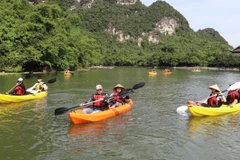 Ninh Binh : faire du kayak au complexe touristique de Trang An, une nouvelle expérience