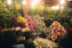 Le marché aux fleurs de Quang An animé pour la Journée des femmes vietnamiennes