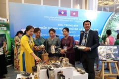 Ouverture d'un espace d'exposition de photos et de présentation de produits Hanoï – Vientiane