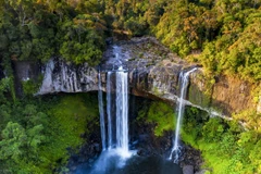 Magnifique beauté de la cascade Hang En