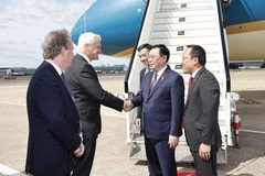 Le président de l'AN Vuong Dinh Hue arrive à Londres pour sa visite officielle au Royaume-Uni