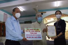 COVID-19: le vice-PM Truong Hoa Binh remet des cadeaux à des Cham de HCM-Ville