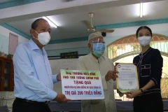 COVID-19: le vice-PM Truong Hoa Binh remet des cadeaux à des Cham de HCM-Ville