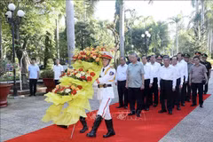 Le président To Lam offre de l'encens au temple dédié au Président Ho Chi Minh à Tra Vinh. Photo: VNA