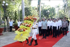 Le président To Lam offre de l'encens au temple dédié au Président Ho Chi Minh à Tra Vinh. Photo: VNA