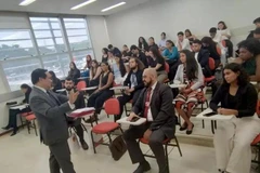 La rencontre entre l'ambassadeur du Vietnam en Brésil, Bui Van Nghi, et des étudiants brésiliens. Photo: VNA