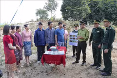 Les gardes-frontières de la province de Dien Bien (Nord), en collaboration avec le service provincial de l'Agriculture et du Développement rural et le Comité populaire du district de Dien Bien, ont lancé le 18 novembre dans la commune de Pa Thom, district de Dien Bien, province éponyme, un mouvement sur la prévention et la lutte contre des incendies de forêt. Photo: VNA