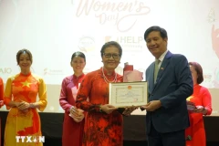 L'ambassadeur du Vietnam en Malaisie, Dinh Ngoc Linh, remis un certificat de mérite à Mme Tran Thi Chang, présidente de l'Association d'amitié Malaisie-Vietnam, lors de la célébration. Photo : VNA