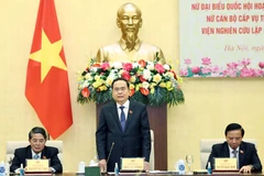Le président de l'AN Tran Thanh Man à la rencontre des femmes députés. Photo: VNA