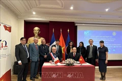 Le président du Comité populaire provincial de Dak Lak, Pham Ngoc Nghi (droite) et le maire de la ville de Nevers, Denis Thuriot, signent un protocole de coopération entre les deux localités. Photo: VNA