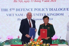 Le général de corps d'armée Hoang Xuan Chiên (droite) et le secrétaire d'État britannique à la Défense, Vernon Coaker. Photo: VNA