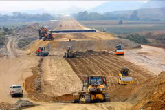 Construction du tronçon Mai Son - Nationale 45 du projet d'autoroute Nord - Sud. Photo d'archives: VNA