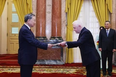 Le dirigeant To Lam (gauche) et l'ambassadeur d'Argentine, Marcos Antonio Bednarski. Photo: VNA