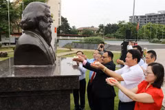 Les autorités de Bac Ninh et l'ambassade d'Inde ont rendu mardi un hommage floral au célèbre poète et écrivain indien Rabindranath Tagore à l'occasion du 163e anniversaire de sa naissance. Photo: VNA