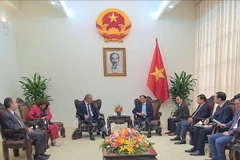 Le vice-Premier ministre Bui Thanh Son reçoit le ministre cubain de l'Agriculture. Photo: VNA