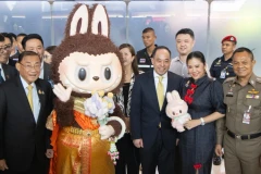 TAT collabore avec la chaîne de magasins POP MART pour célébrer les 50 ans des relations diplomatiques entre la Thaïlande et la Chine à travers le projet « Cérémonie de bienvenue de LABUBU » destiné aux touristes chinois.. Photo : tatnews.org