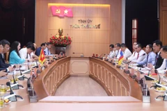 Réunion entre les dirigeants de Thua Thien-Hue et la délégation de la province lao de Champassak. Photo: VNA