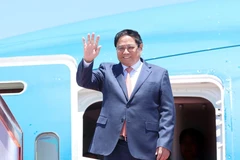 Le PM Pham Minh Chinh est arrivé en Chine pour participer à la 15e Conférence annuelle des pionniers du WEF. Photo: VNA