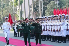 Le ministre vietnamien de la Défense, le général Phan Van Giang, a reçu le 18 décembre à Hanoi son homologue lao, le général de corps d’armée Khamliang Outhakaysone, en visite officielle au Vietnam pour participer à l'Exposition internationale de défense du Vietnam 2024. Photo: VNA