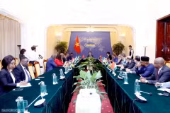 La séance de travail entre le vice-ministre des Affaires étrangères Do Hung Viet et huit ambassadeurs et chargés d'affaires des ambassades à Hanoï, ainsi que huit ambassadeurs non-résidents de pays africains. Photo: VNA