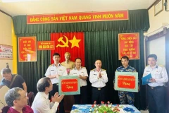 Le colonel Ngo Van Thanh, commissaire politique du Département technique de la Marine et chef du groupe de travail n°21 (debout, au milieu), remet des cadeaux aux soldats sur la plateforme DK1/21. Photo : VietnamPlus