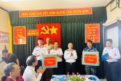 Le colonel Ngo Van Thanh, commissaire politique du Département technique de la Marine et chef du groupe de travail n°21 (debout, au milieu), remet des cadeaux aux soldats sur la plateforme DK1/21. Photo : VietnamPlus