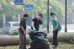 Des bénévoles ramassent les déchets dans le jardin Bac Co dans l'arrondissement de Hoan Kiem. Photo: VNA