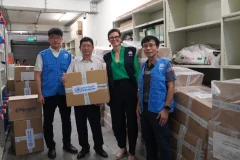 L'OMS a envoyé et livré d’urgence le 13 septembre un million de comprimés de purification d’eau et 500 conteneurs d’eau au ministère vietnamien de la Santé pour soutenir des sinistrés du typhon Yagi. Photo: VietnamPlus