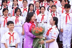 La vice-présidente Vo Thi Anh Xuan et des enfants de Ho Chi Minh-Ville. Photo : VNA