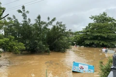 De fortes pluies prolongées ont entraîné une montée du niveau d'eau de la rivière Lo dans la province de Ha Giang, provoquant des inondations dans les maisons situées le long de la rivière et présentant un risque de noyade. Photo : VNA