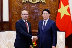 Le président Luong Cuong (droite) et l'ambassadeur d'Algérie. Photo: VNA