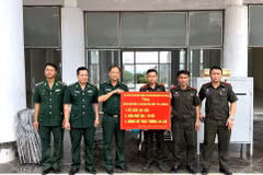 Une délégation du poste de garde-frontière de Huoi Puoc, province septentrionale de Dien Bien, a fait don le 5 juin des produits essentiels à ses homologues de la province lao de Luang Prabang. Photo: VNA