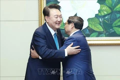 Le Premier ministre Pham Minh Chinh (droite) et le président sud-coréen, Yoon Suk Yeol. Photo: VNA