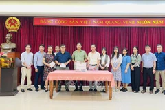 L'ambassade du Vietnam a reçu plus de 33 millions de dôngs (près de 1.350 dollars). Photo: VNA