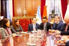 La délégation de Hanoï travaille avec le conseil et l'administration de Buenos Aires. Photo: VNA
