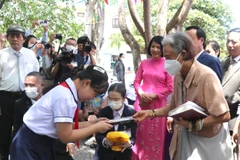 La princesse thaïlandaise Maha Chakri Sirindhorn remet des cadeaux aux enfants de l'école primaire Nguyen Tat Thanh. Photo: VNA