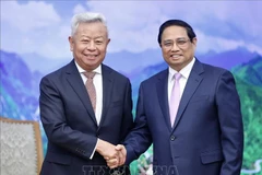 Le Premier ministre Pham Minh Chinh (droite) et le président de la Banque asiatique d'investissement dans les infrastructures (BAII), Jin Liqun. Photo: VNA