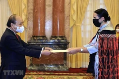 Le président Nguyên Xuân Phuc reçoit les ambassadeurs de quatre pays