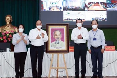 Le président Nguyen Xuan Phuc rencontre des électeurs de Ho Chi Minh-Ville