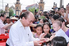 Le président salue les enfants à l'occasion de la Journée internationale de l'enfance