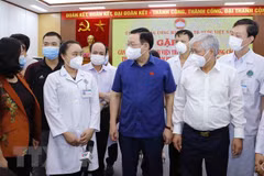 Le président de l’AN rencontre des représentants des médecins mobilisés en renfort à Hô Chi Minh-Ville