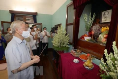 Le SG du Parti Nguyen Phu Trong rend hommage au Président Ho Chi Minh