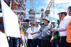 Le Premier ministre sur le chanteir de la centrale thermique de Quang Trach I. Photo : VNA