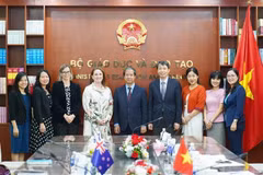 Le ministre vietnamien de l'Éducation et de la Formation, Nguyen Kim Son, l'ambassadrice de Nouvelle-Zélande au Vietnam Caroline Beresford et d'autres prennent la photo lors de la séance de travail. Photo : VNA