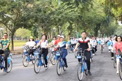 Des participants à la “Balade de l’amitié à vélo pour un Hanoï vert”. Photo : VNA