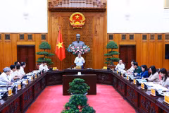 La réunion entre la Permanence du gouvernement et les ministères et branches pour discuter de l'élaboration de projets de loi dans les secteurs chargés par le ministère du Plan et de l'Investissement et le ministère des Finances. Photo : VNA